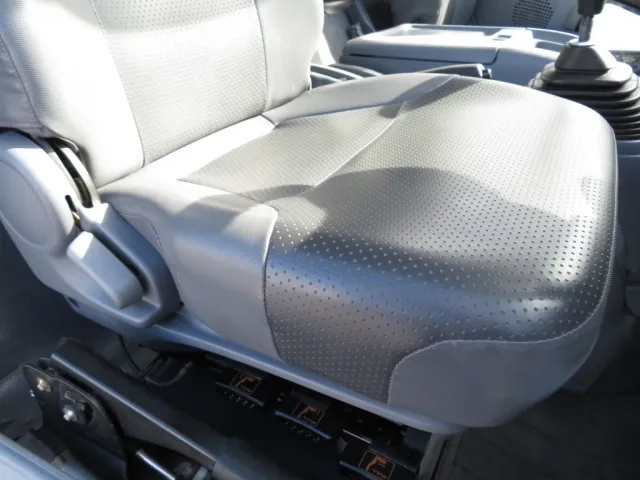 運転席座面の状態です。|いすゞ フォワード TKG-FRR90S1(2WD)の写真29