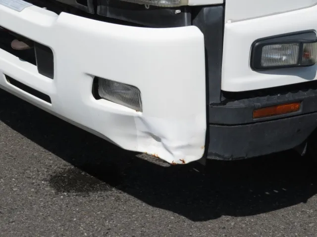 フロントバンパー助手席側にヘコミがあります。|いすゞ フォワード TKG-FRR90S1(2WD)の写真31