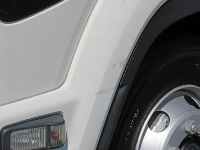 助手席側ドアフェンダーにキズがあります。|いすゞ フォワード TKG-FRR90S1(2WD)の写真32