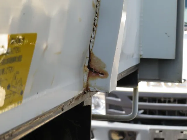 プロテクターの縦骨下部に割れ箇所があります。|いすゞ フォワード TKG-FRR90S1(2WD)の写真37