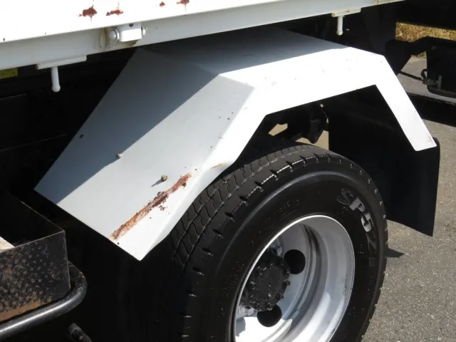 助手席側リアフェンダーにヘコミ・サビがあります。|いすゞ フォワード TKG-FRR90S1(2WD)の写真42