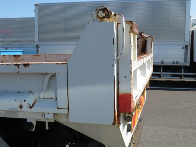 助手席側後柱にサビがあります。|いすゞ フォワード TKG-FRR90S1(2WD)の写真43