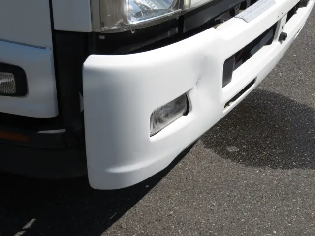 フロントバンパー運転席側にヘコミがあります。|いすゞ フォワード TKG-FRR90S1(2WD)の写真44