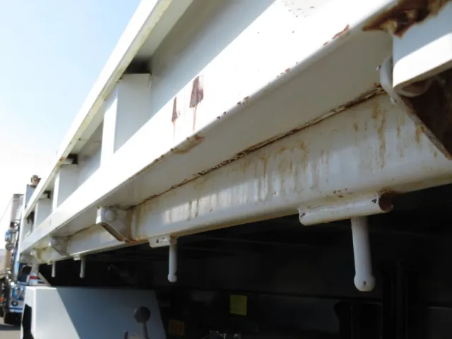 運転席側サイドレールにサビがあります。|いすゞ フォワード TKG-FRR90S1(2WD)の写真50