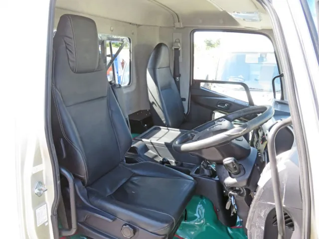 運転席座面にヘタリ・破れがあります。|三菱 ファイター 2KG-FK72FZの写真6