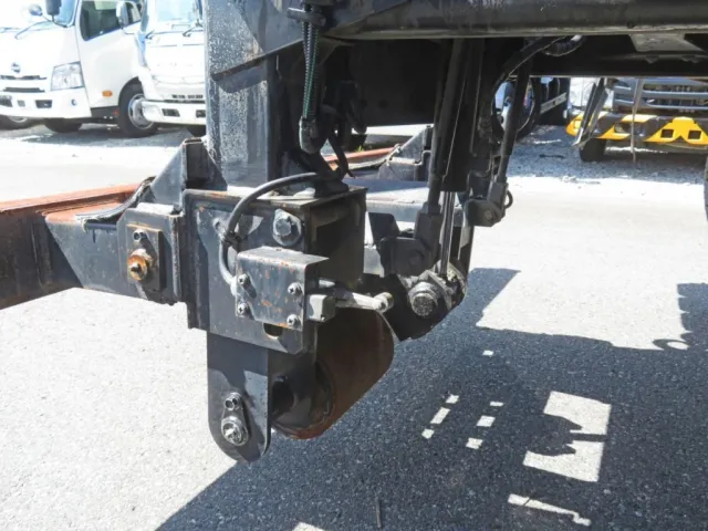 リアジャッキの状態です。(上物スイッチで油圧シリンダーが動きます)|三菱 ファイター 2KG-FK72FZの写真9