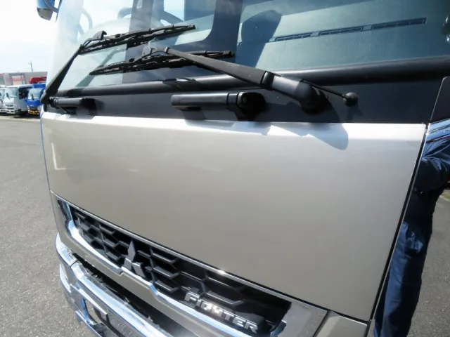 フロントパネルに板金跡があります。|三菱 ファイター 2KG-FK72FZの写真20