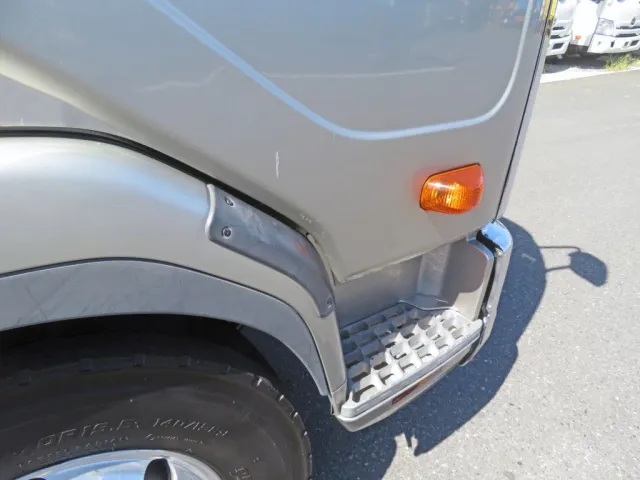 運転席側ドアに小さいキズ、樹脂部分に色あせ・軽いキズがあります。|三菱 ファイター 2KG-FK72FZの写真21