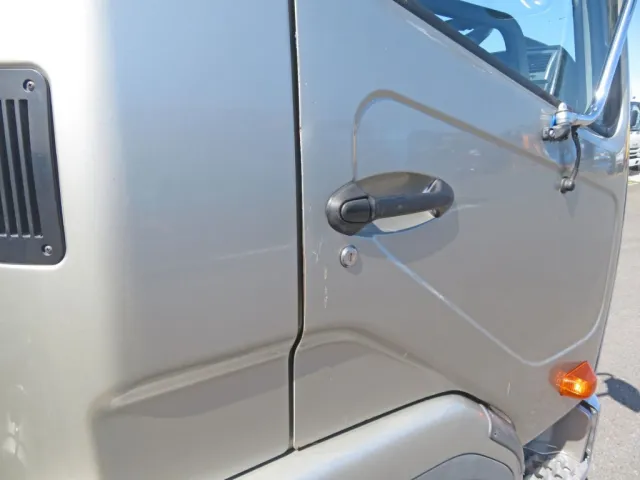 運転席側ドアに細かいキズ・少しヘコミ跡があります。|三菱 ファイター 2KG-FK72FZの写真22