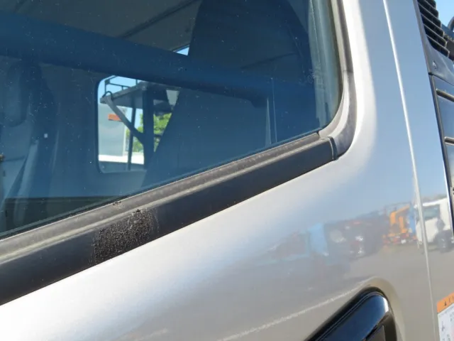 樹脂に色あせ、ゴム部分にスレ・表面ザラツキがあります。|三菱 ファイター 2KG-FK72FZの写真27