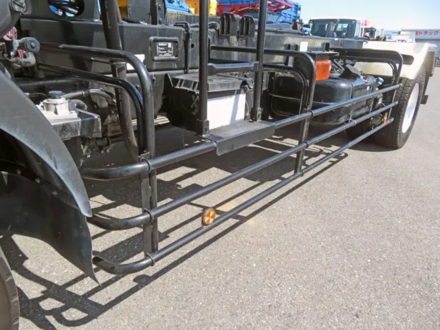 サイドバンパーに細かいキズ・少しサビがあります。|三菱 ファイター 2KG-FK72FZの写真37