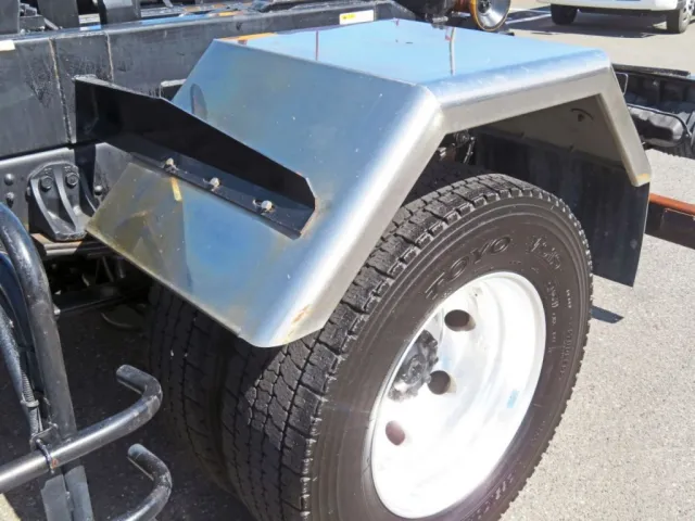 リアフェンダーに小さいキズがあります。(ステー周りに少しサビがあります。)|三菱 ファイター 2KG-FK72FZの写真39