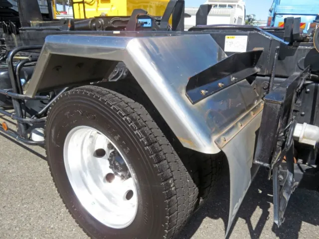 リアフェンダーに小さいキズがあります。(ステー周りに少しサビがあります。)|三菱 ファイター 2KG-FK72FZの写真40