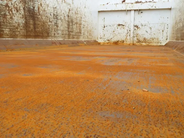 コンテナの床面にウェーブ上のヘコミがあります。|三菱 スーパーグレート 2KG-FV70HYの写真18