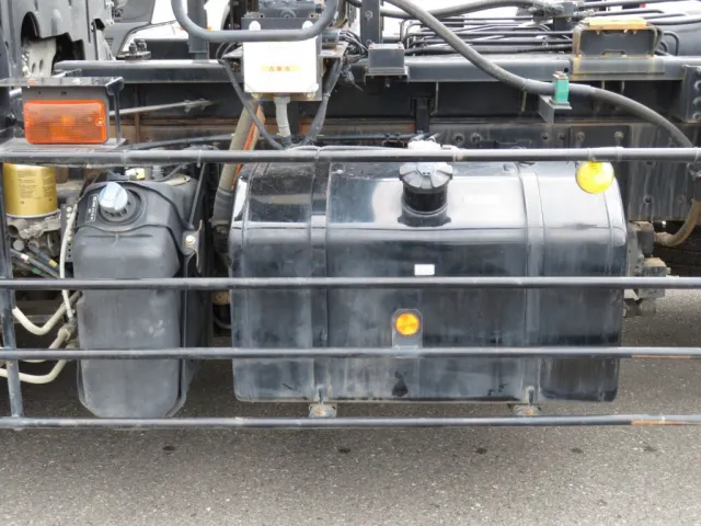 燃料タンクは300Lです。|三菱 スーパーグレート 2KG-FV70HYの写真21