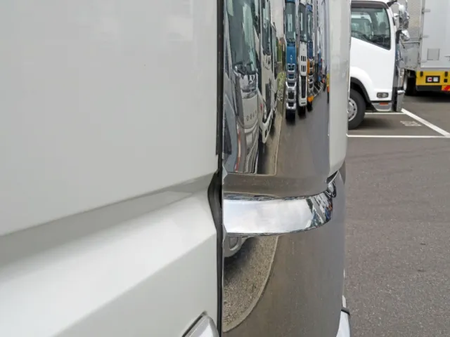 運転席ドアの前側がコーナーパネルと干渉します。（全開時）|三菱 スーパーグレート 2KG-FV70HYの写真31