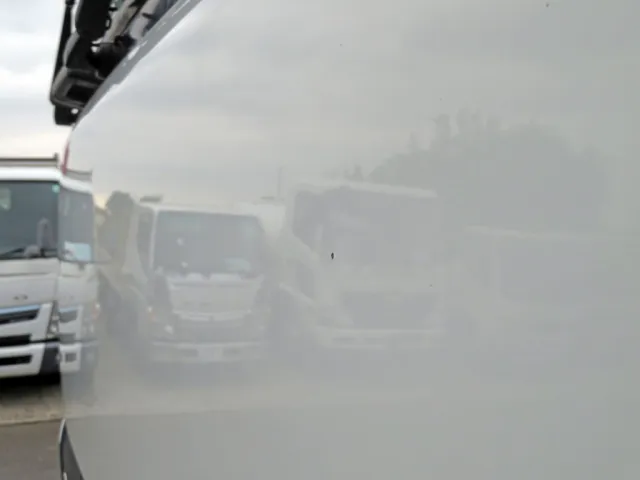 フロントパネルに小サビ・小さいヘコミがあります。|三菱 スーパーグレート 2KG-FV70HYの写真31