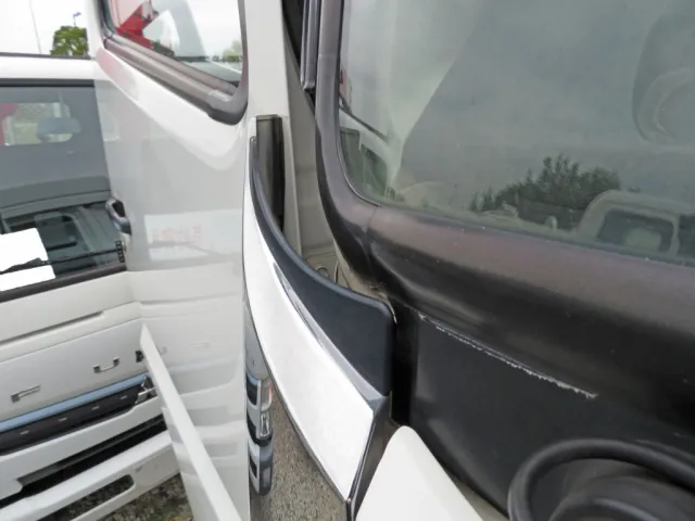 干渉時にコーナーパネルが浮きます。|三菱 スーパーグレート 2KG-FV70HYの写真32