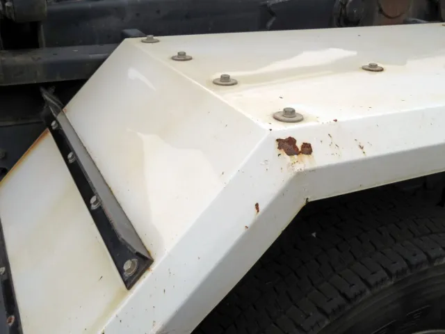 運転席側リアフェンダーのカドにサビがあります。|三菱 スーパーグレート 2KG-FV70HYの写真37