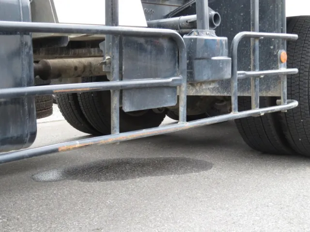 助手席側サイドバンパーにサビがあります。|三菱 スーパーグレート 2KG-FV70HYの写真42