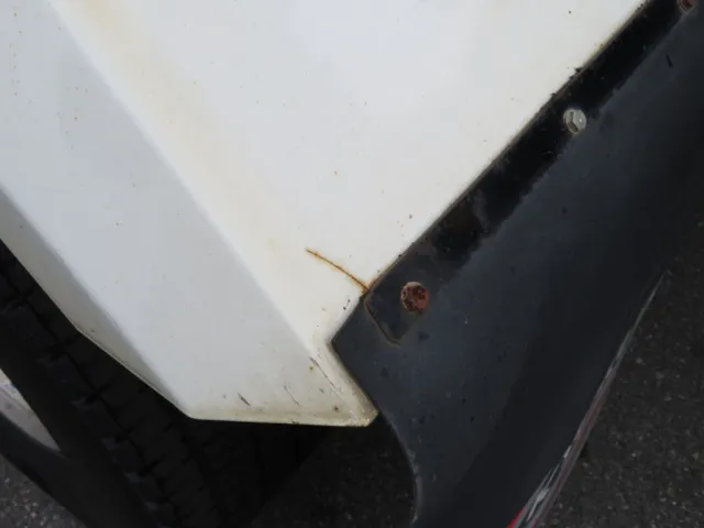 助手席側リアフェンダーの後端にヒビがあります。|三菱 スーパーグレート 2KG-FV70HYの写真46