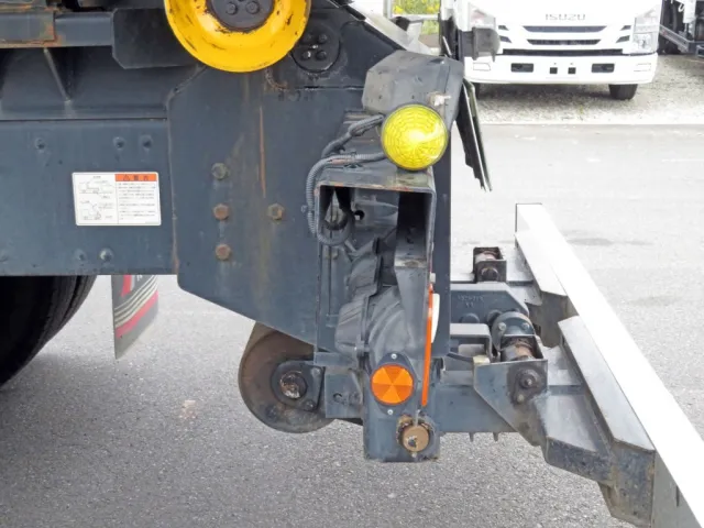 テールランプステーに曲がりがあります。|三菱 スーパーグレート 2KG-FV70HYの写真47