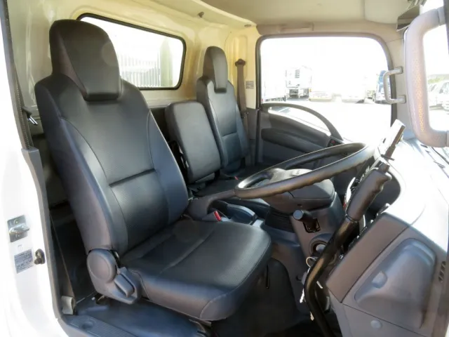 乗車定員3名です。|いすゞ エルフ 2PG-NPR88YN(2WD)の写真8