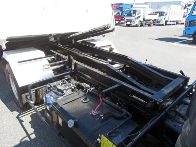 いすゞ エルフ 2PG-NPR88YN(2WD)の写真16