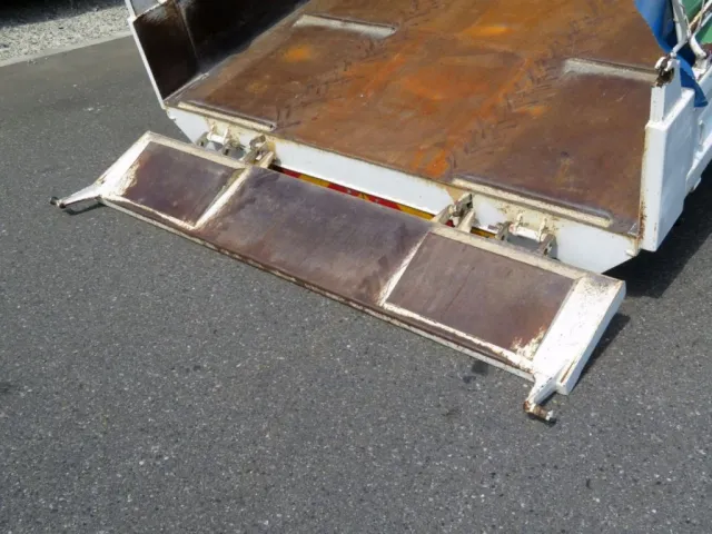 リアあおり内側に段差が取り付けられています。（スロープ付きです）|いすゞ エルフ 2PG-NPR88YN(2WD)の写真19