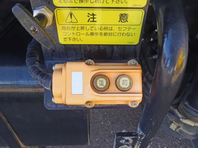 セーフティの操作スイッチです。|いすゞ エルフ 2PG-NPR88YN(2WD)の写真20