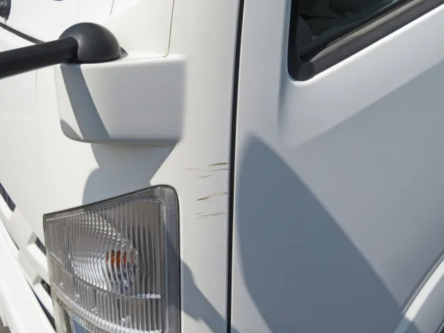 助手席側コーナーパネルにキズがあります。|いすゞ エルフ 2PG-NPR88YN(2WD)の写真29