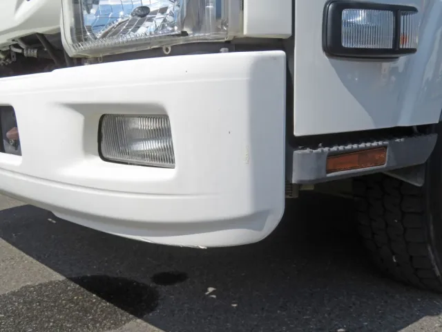 フロントバンパーにキズがあります。|いすゞ エルフ 2PG-NPR88YN(2WD)の写真32