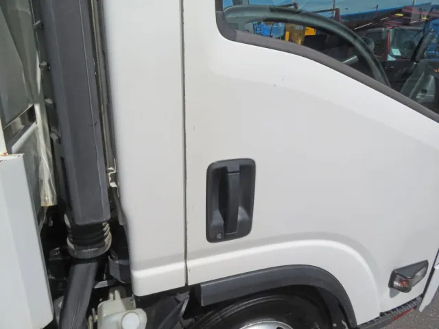 ドアに細かいキズがあります。|いすゞ エルフ 2PG-NPR88YN(2WD)の写真34