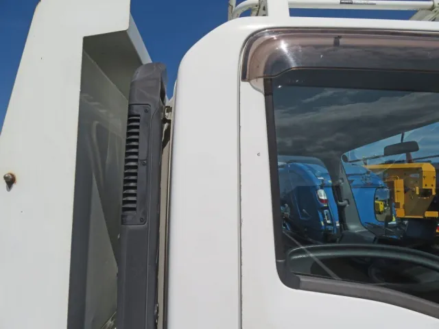 ドアに細かいキズがあります。|いすゞ エルフ 2PG-NPR88YN(2WD)の写真35