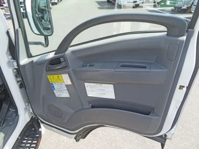 ドア内張りに色あせ・細かいキズ・スレがあります。|いすゞ エルフ 2PG-NPR88YN(2WD)の写真36
