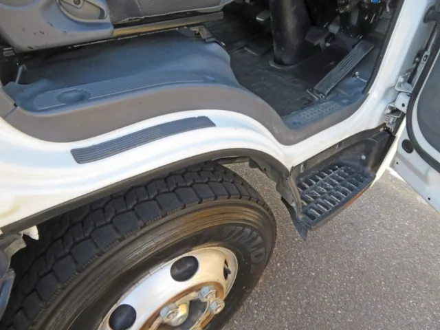 運転席側乗り口に細かいキズ・軽いスレがあります。|いすゞ エルフ 2PG-NPR88YN(2WD)の写真37