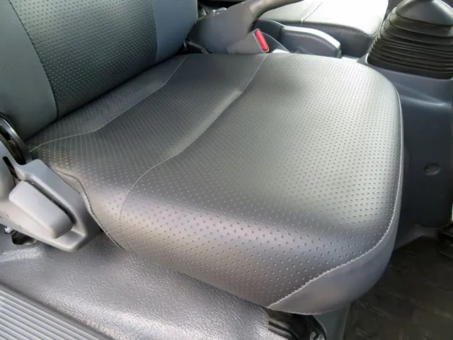 運転席座面の状態です。|いすゞ エルフ 2PG-NPR88YN(2WD)の写真38
