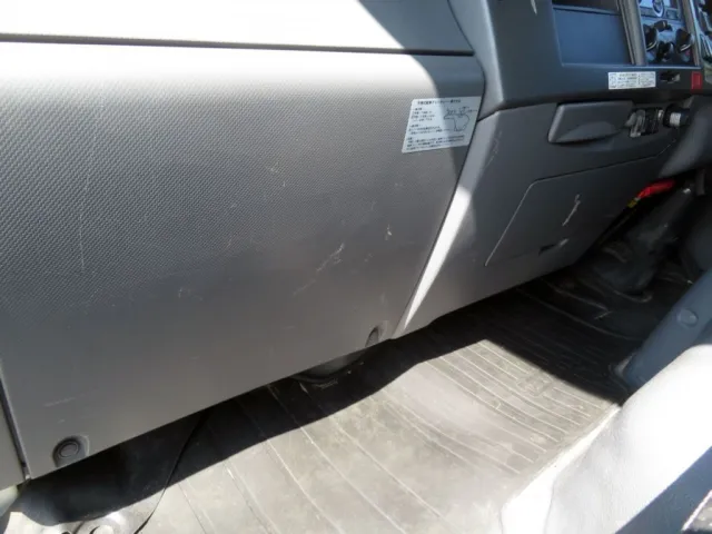 助手席側内張りに線キズがあります。|いすゞ エルフ 2PG-NPR88YN(2WD)の写真39