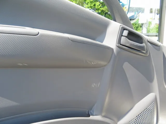 助手席側ドア内張りにキズ・スレがあります。（内側の取っ手にキズがあります）|いすゞ エルフ 2PG-NPR88YN(2WD)の写真40