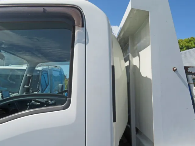 ドア後方に看板はがし跡があります。|いすゞ エルフ 2PG-NPR88YN(2WD)の写真42