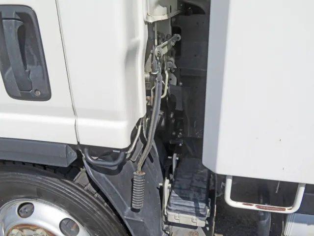 キャブチルドレバー周りに軽いサビがあります。|いすゞ エルフ 2PG-NPR88YN(2WD)の写真43