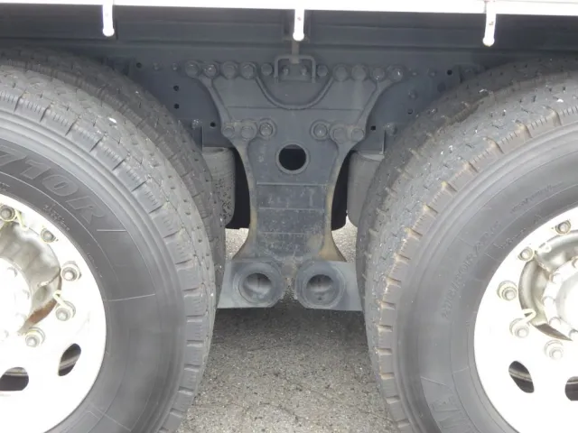 タイヤ間の状態です。(エアサスです)|日野 プロフィア 2DG-FR1AHGの写真5