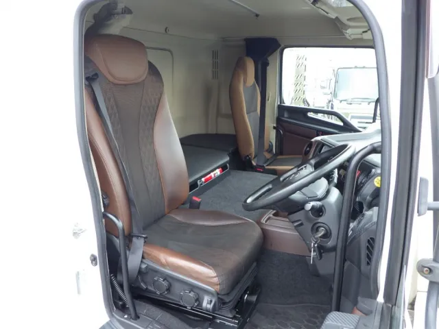 乗車定員は2名です。|日野 プロフィア 2DG-FR1AHGの写真6