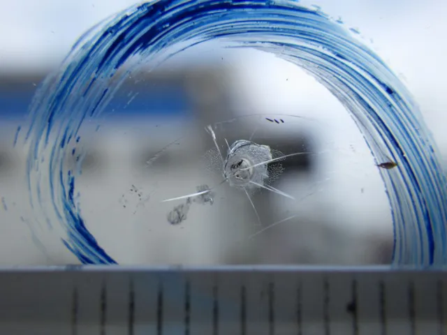 フロントガラスに飛び石キズがあります。|日野 プロフィア 2DG-FR1AHGの写真12