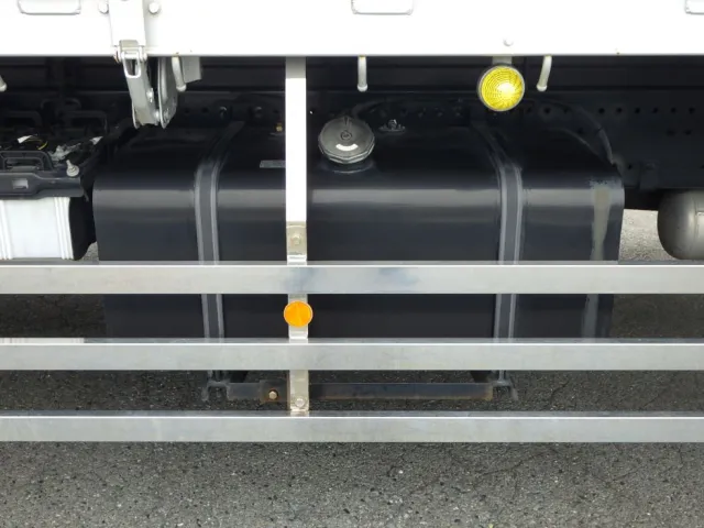 燃料タンクは300Lです。|日野 プロフィア 2DG-FR1AHGの写真14