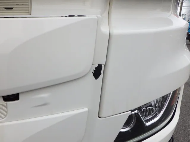 フロントバンパーの助手席側に塗装の剝がれがあります。|日野 プロフィア 2DG-FR1AHGの写真21