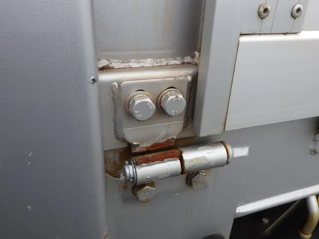 助手席側の中柱ヒンジが折れています。|日野 プロフィア 2DG-FR1AHGの写真26