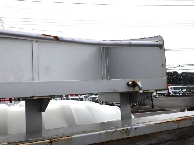 シートデッキにキズ・サビ・曲がりがあります。|日野 プロフィア 2DG-FR1AHGの写真27