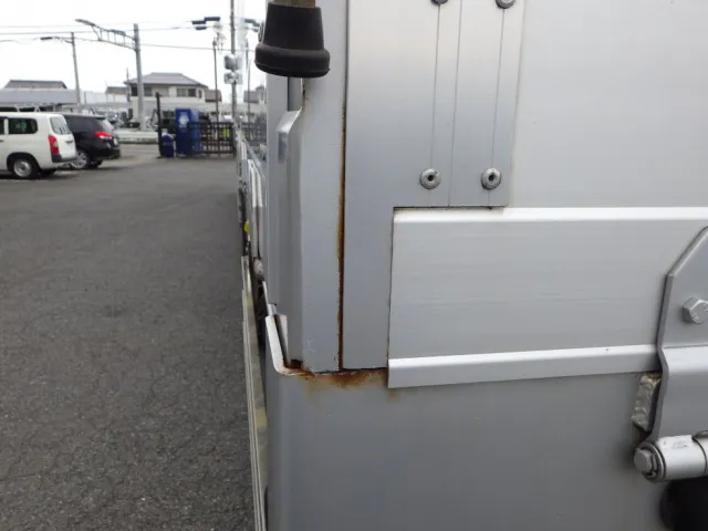 ボディー後方の両サイドにサビがあります。|日野 プロフィア 2DG-FR1AHGの写真34