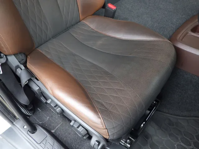 運転席座面にヘタリがあります。|日野 プロフィア 2DG-FR1AHGの写真36